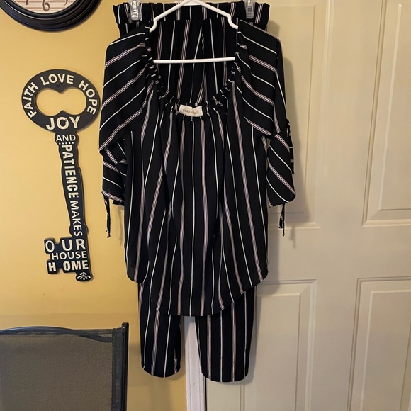 Gorgeous Top can be worn on or off Shoulder - Picture 7 of 9